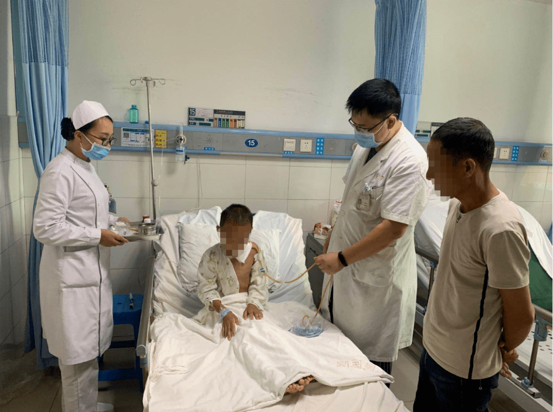 宜州七岁小孩从树上掉落被树枝穿入颈部医生手术时惊呆了