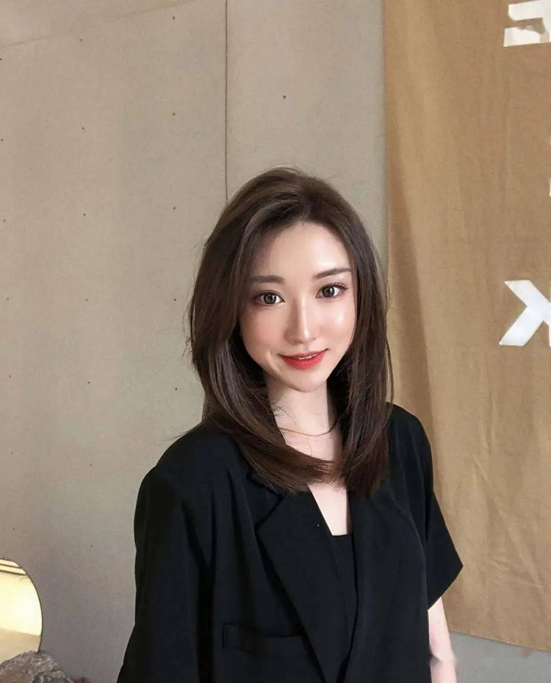 看起来越有高级感 整个发型头型也显得非常有立体感 2020年超级