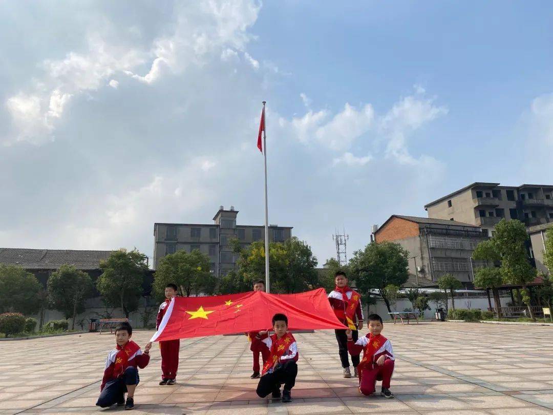 莲塘三中开展升旗和"我与国旗合个影"活动2020年,新冠肺炎疫情之下