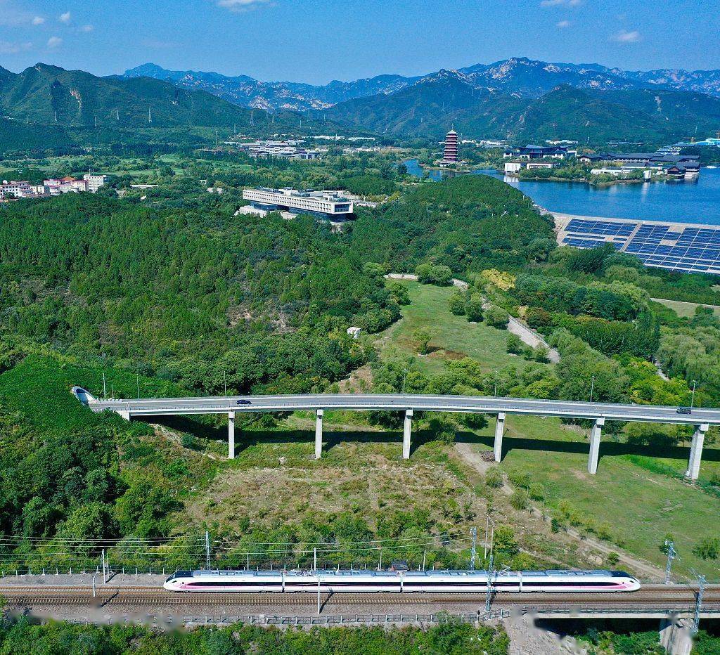 怀密线北京北站开通 航拍粉色列车穿行