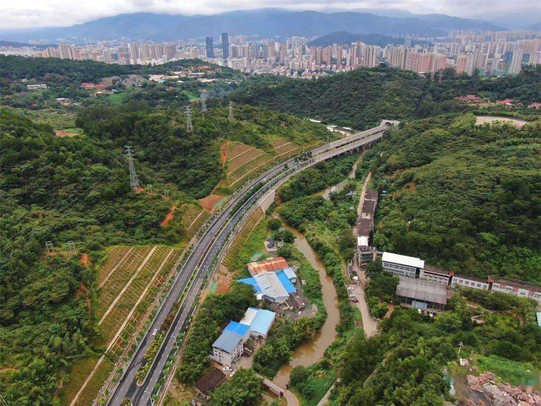 寬敞靚麗快捷龍巖華蓮西路一期通車了