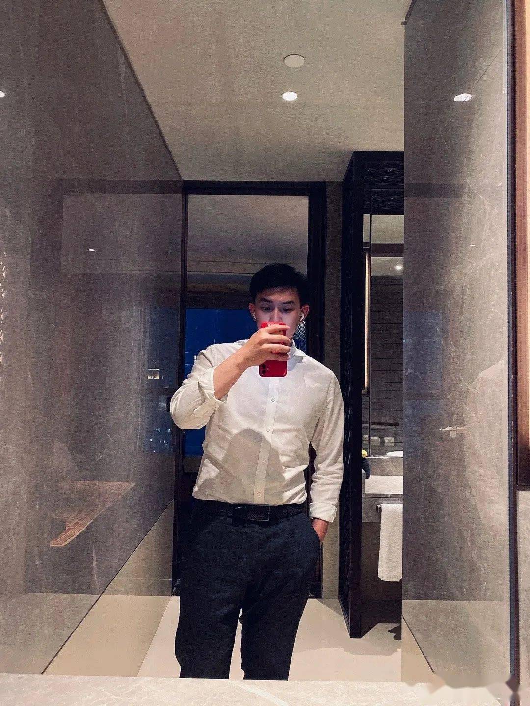 "直男手滑把自拍发到群聊…"啊啊我看到了什么!_帅哥