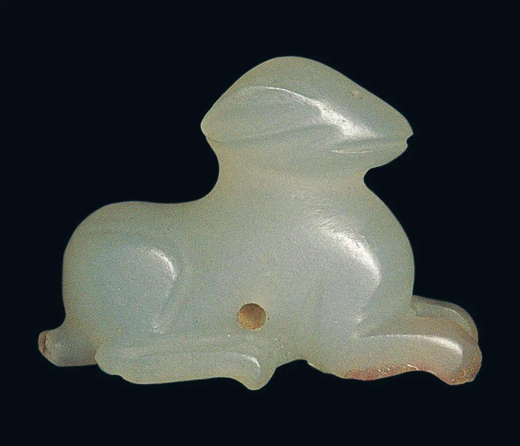 唐代玉兔多为静态俯卧状,头伏于前肢上,后腿蹲踞,但神态往往显的警觉