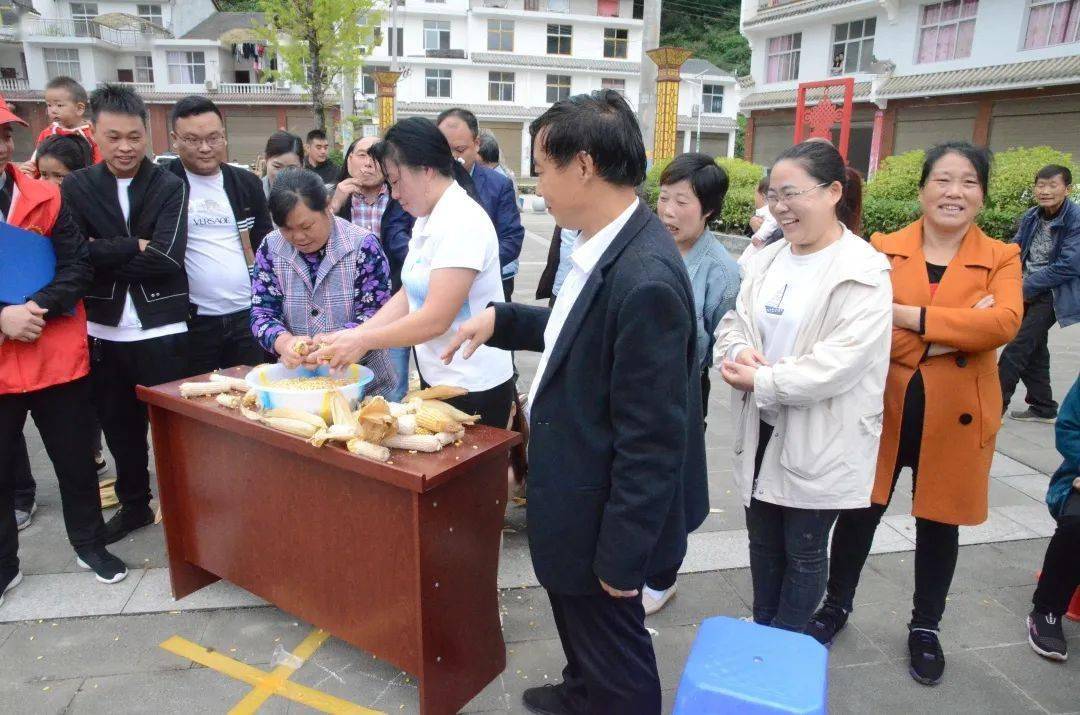 碾子镇中心小学(丁晓敏)9月30日,碾子镇中心小学组织开展了"学习新