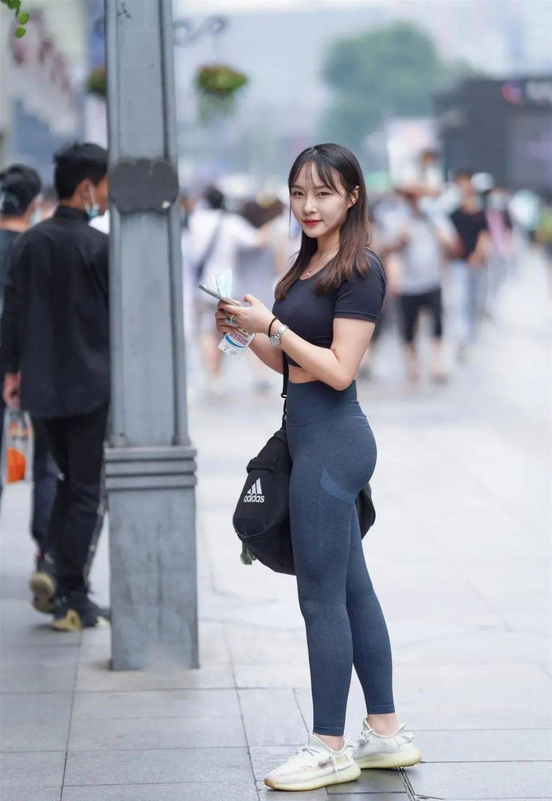 小姐姐真是很有气质感了,黑t恤配蓝色运动裤简约利落,高级精致