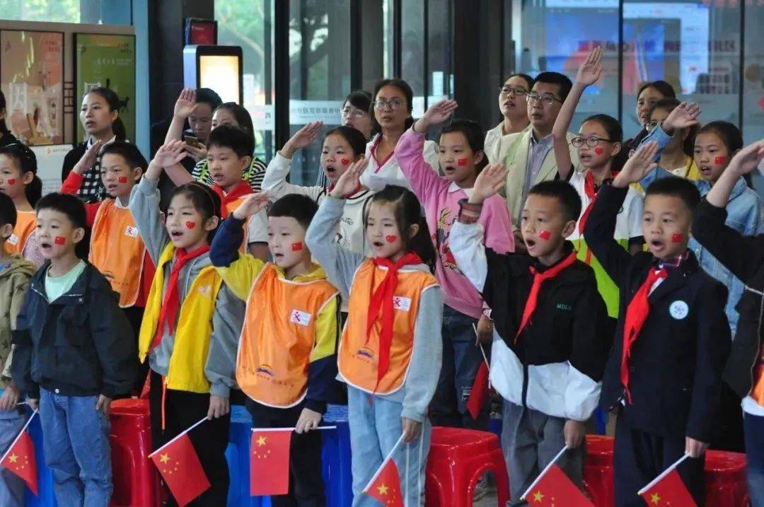 新时代文明实践全体起立升国旗奏国歌