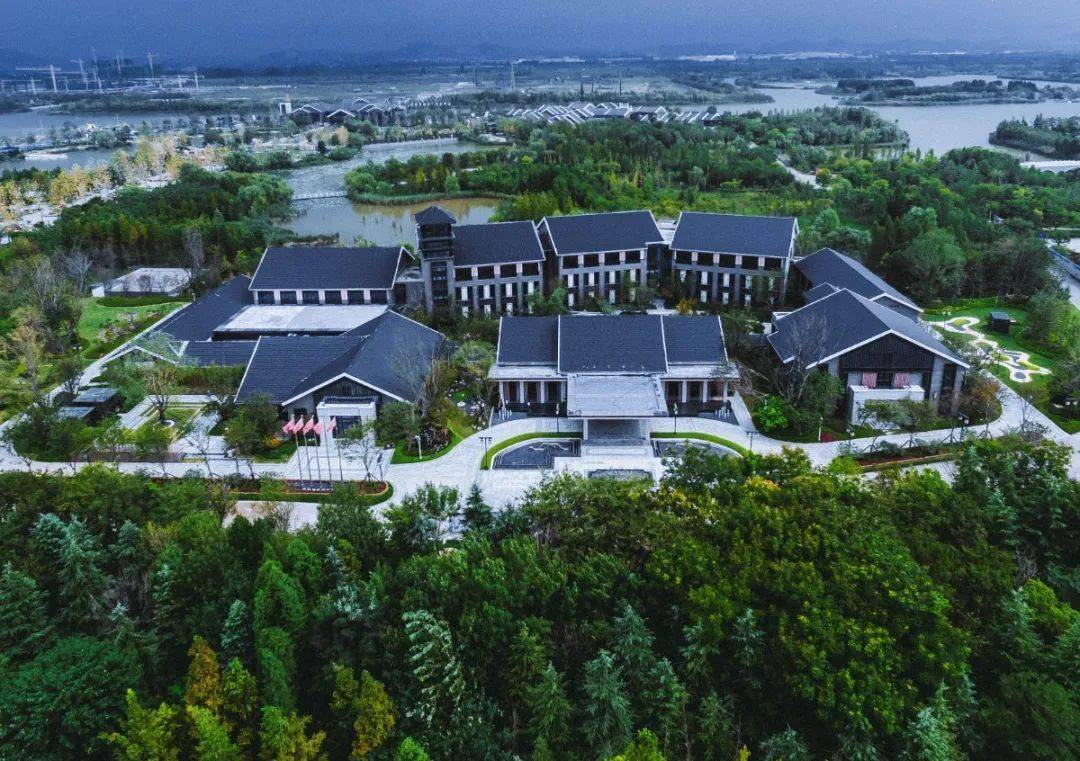 潘安湖假日酒店就隐秘于湿地的核心区域,酒店依照五星级的标准打造,新