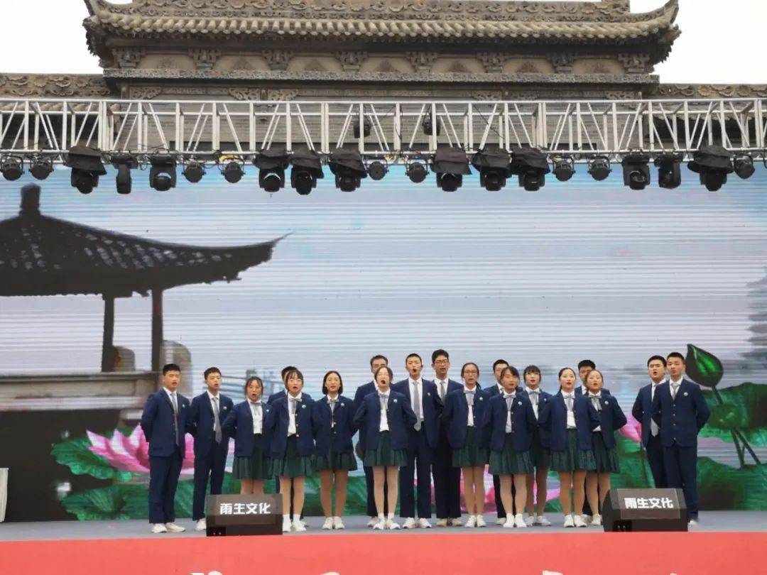 《荀子 劝学》摄影:陈书明西街中学学生现场采访泥塑老艺人凤翔泥塑