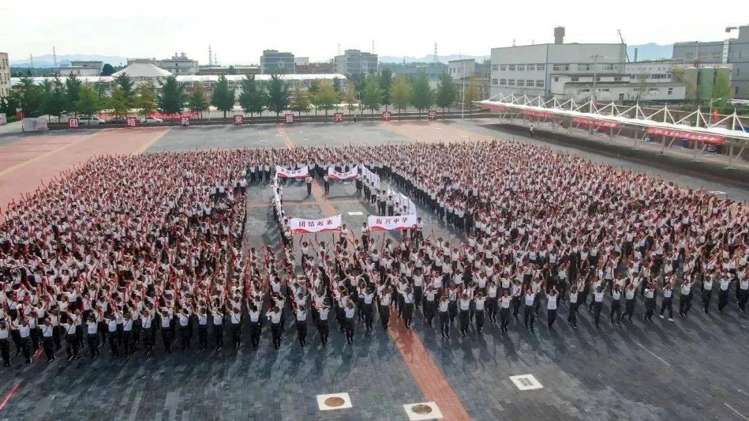 北大经院迎国庆看潮起潮落颂神州峥嵘