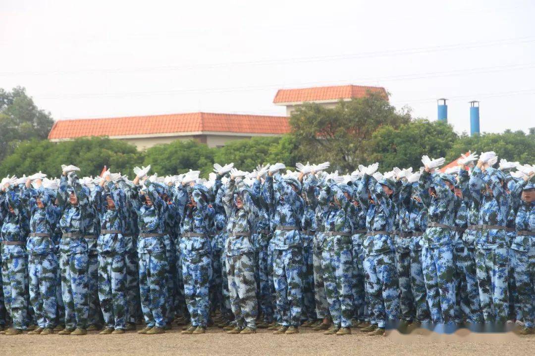 军训结营挥洒青春百炼成钢