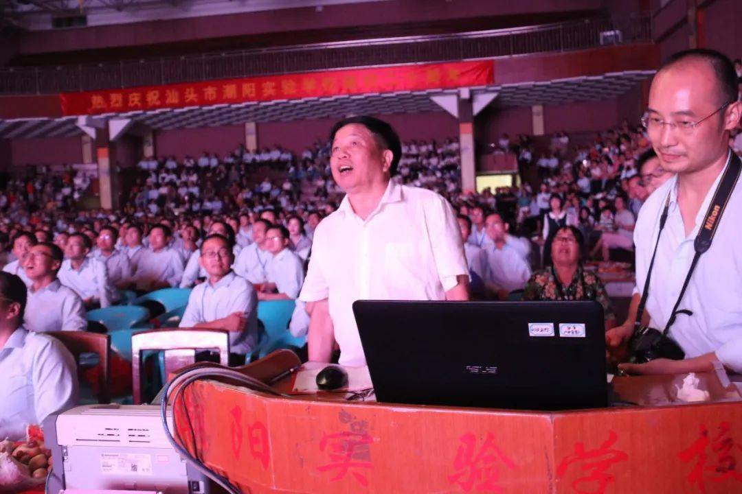 郑立平董事长为教职员工现场抽奖张复昌校长为教职员工现场抽奖郑益烽