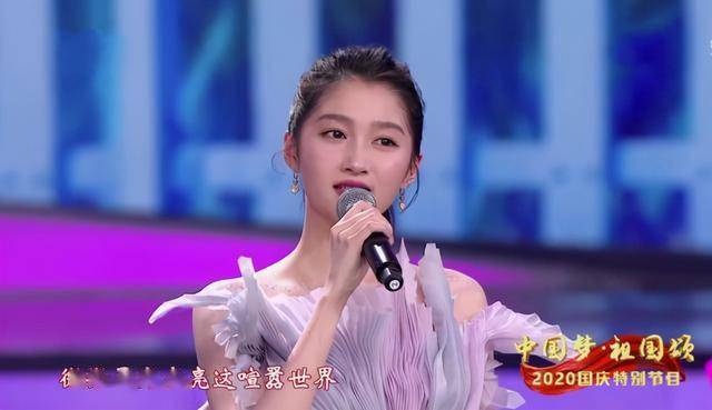 关晓彤穿露腰装,遇上央视镜头后,110斤真实"腰围"暴露了