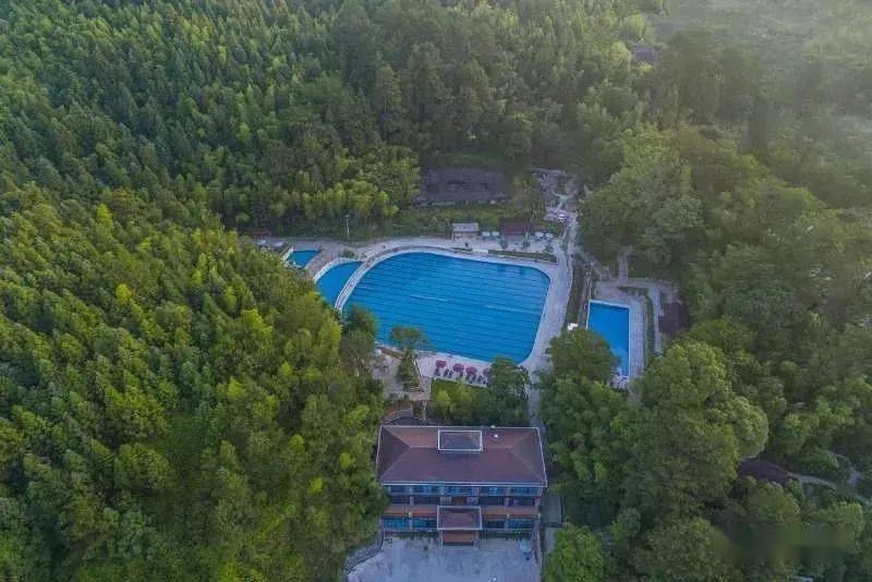 唐寨山温泉度假村坐落在唐寨山森林公园中,空气清新,林中负氧离子含量