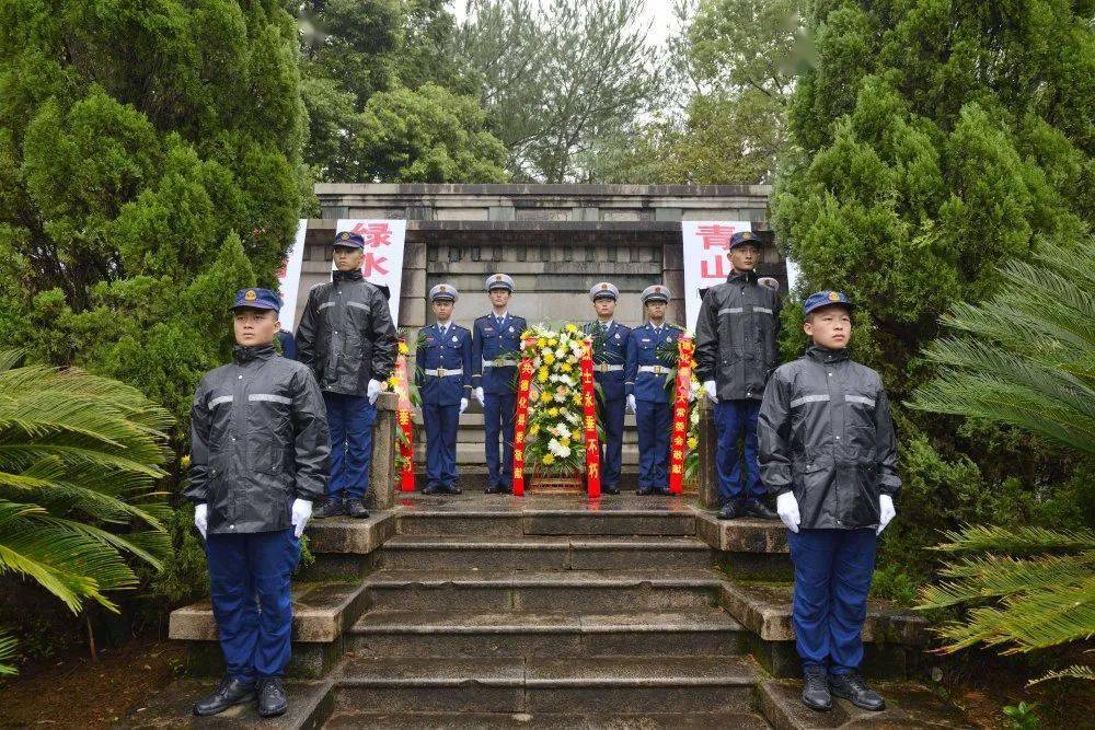 我县举行烈士公祭活动暨《烈士光荣证》颁授仪式