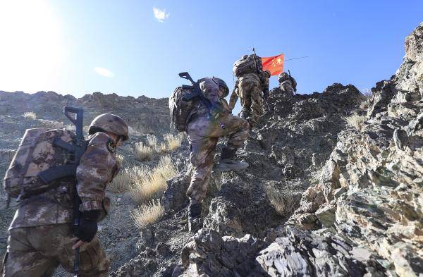 西藏阿里军分区官兵国庆节巡逻边防线