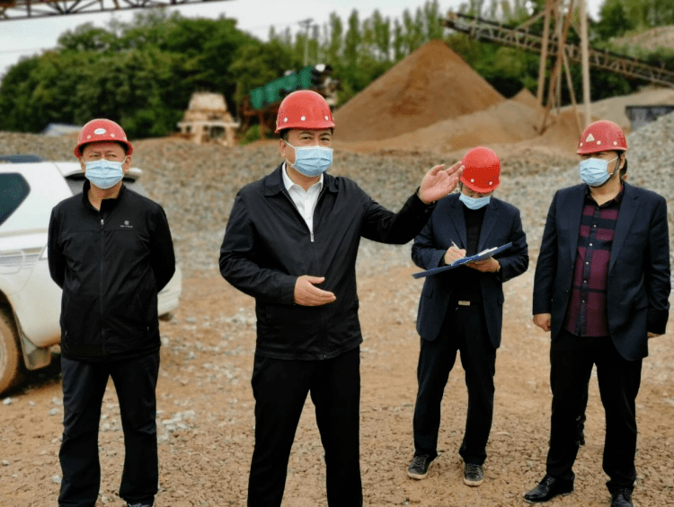 9月22日,桦甸市市长赵争涛带队来到桦甸市永盛矿业有限公司和锦兴钙业