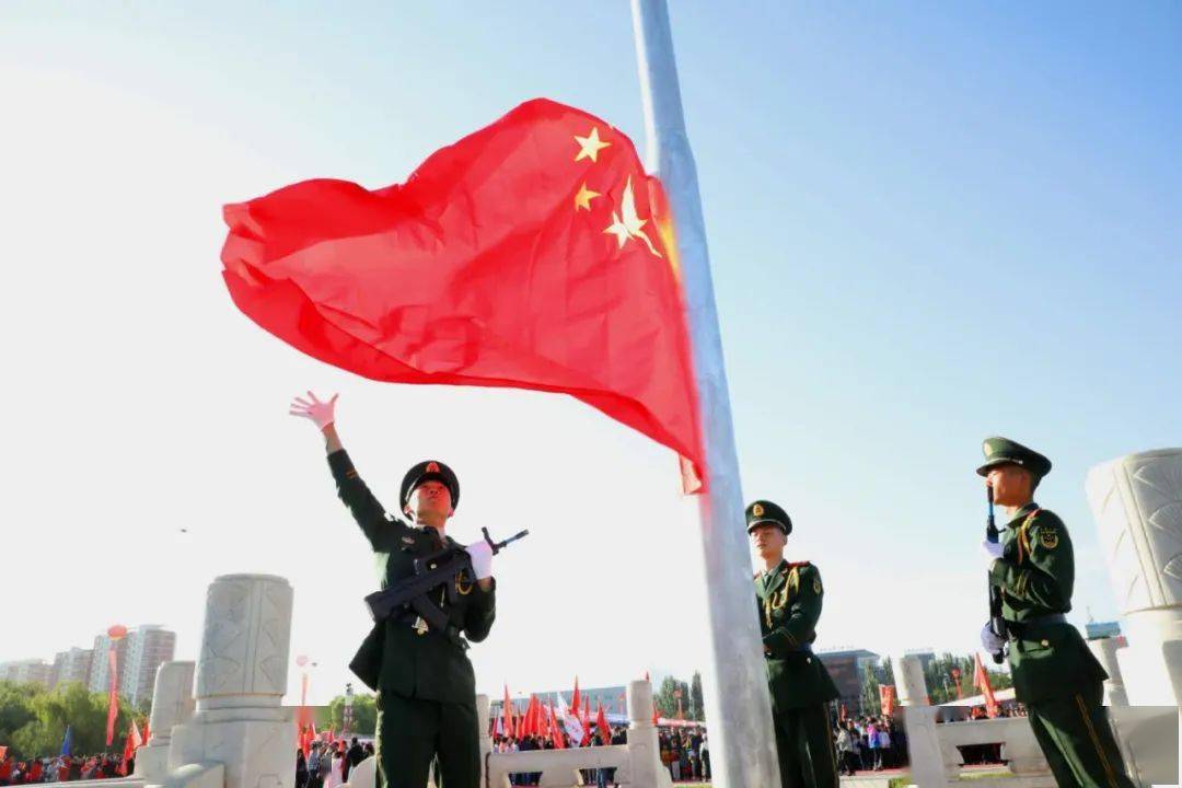 刚刚五星红旗升起乌海儿女为祖国庆生