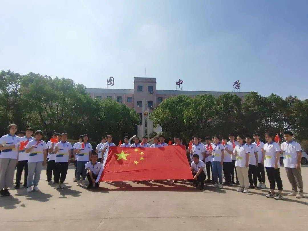 傳承使命國慶到來前夕,縣直幼兒園組織全體黨員教師前往廬江福泉山