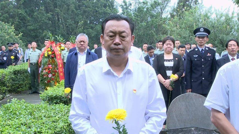 县委书记瓦西亚夫,县人大常委会主任吴仲海,县委副书记陈家豪出席仪式