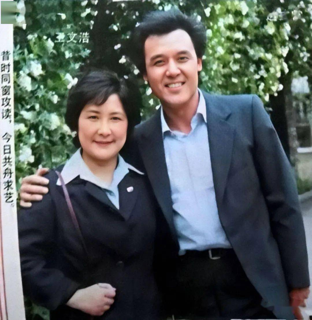 达式常胡子全白依旧帅气穿格子衬衫配白裤清爽精神老了更时髦