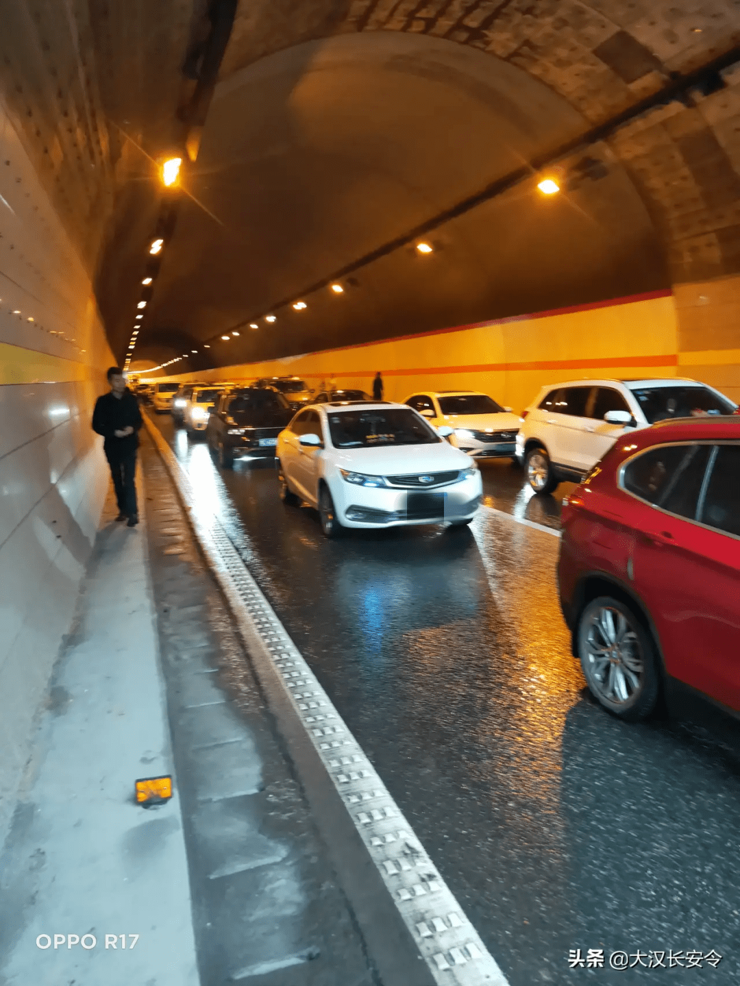 西汉高速拥堵严重假期第一天堵不堪言