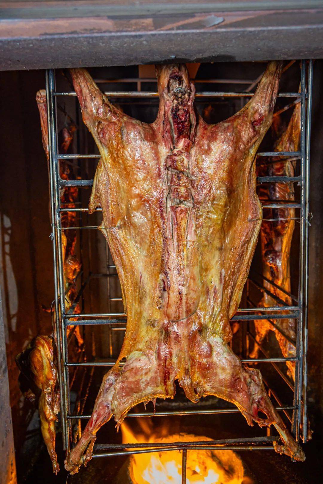 在蒙古包吃宁夏直达的现烤鲜羊从宰杀到上桌不超过48小时鲜嫩好味还有