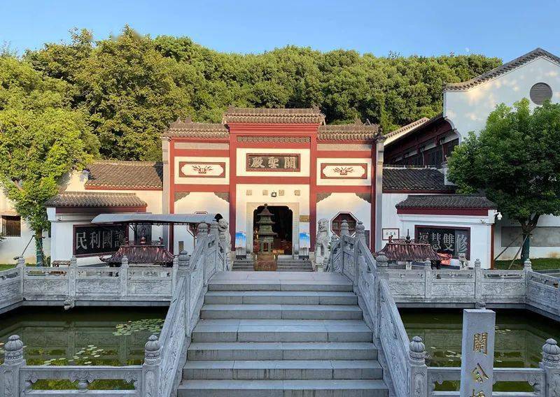 走進卓刀泉寺山門,是一座宋代建寺時就有的青石關聖橋,過了關聖橋就是