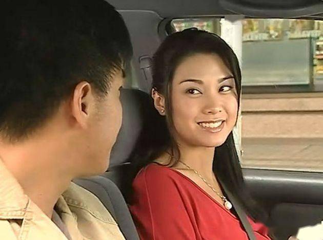 2001年入行的廖碧儿演处女剧《皆大欢喜》,并和同剧拍档刘恺威戏假情