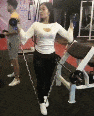 女子裸体大闹健身房,行为相当辣眼睛.