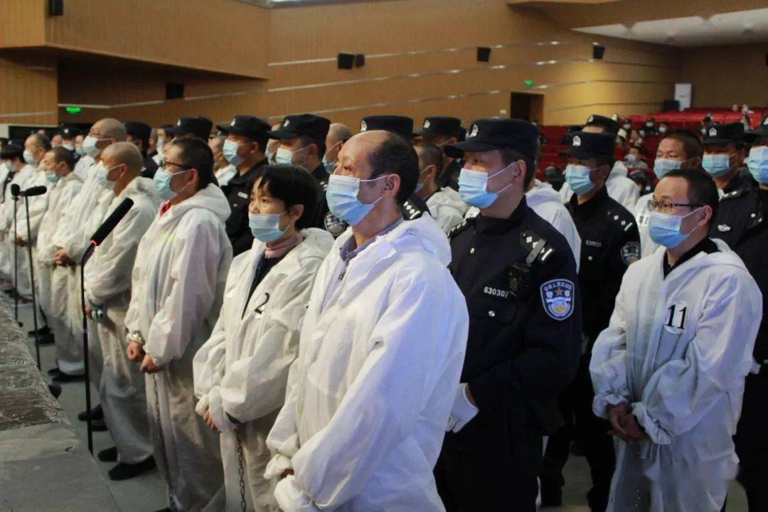 海东市互助土族自治县人民法院在格尔木市对被告人殷某伟等35人涉嫌