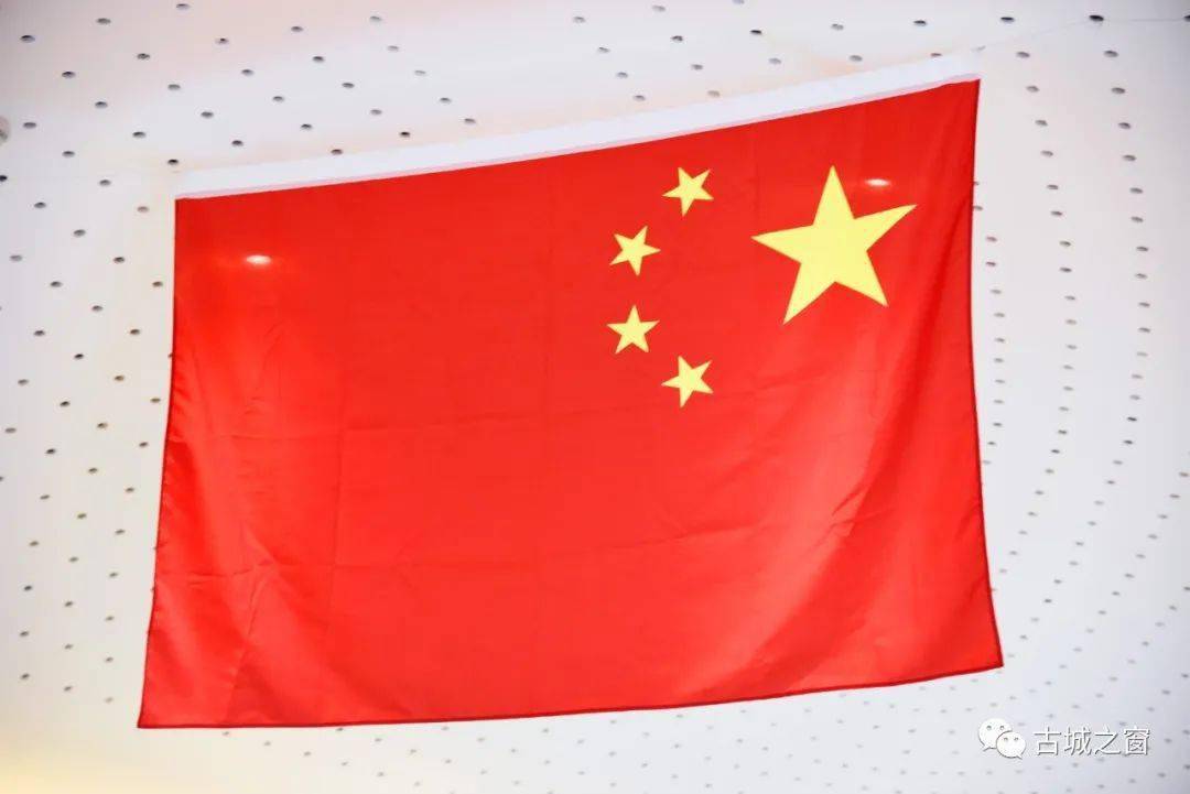 大街小巷国旗飘扬中秋国庆氛围浓