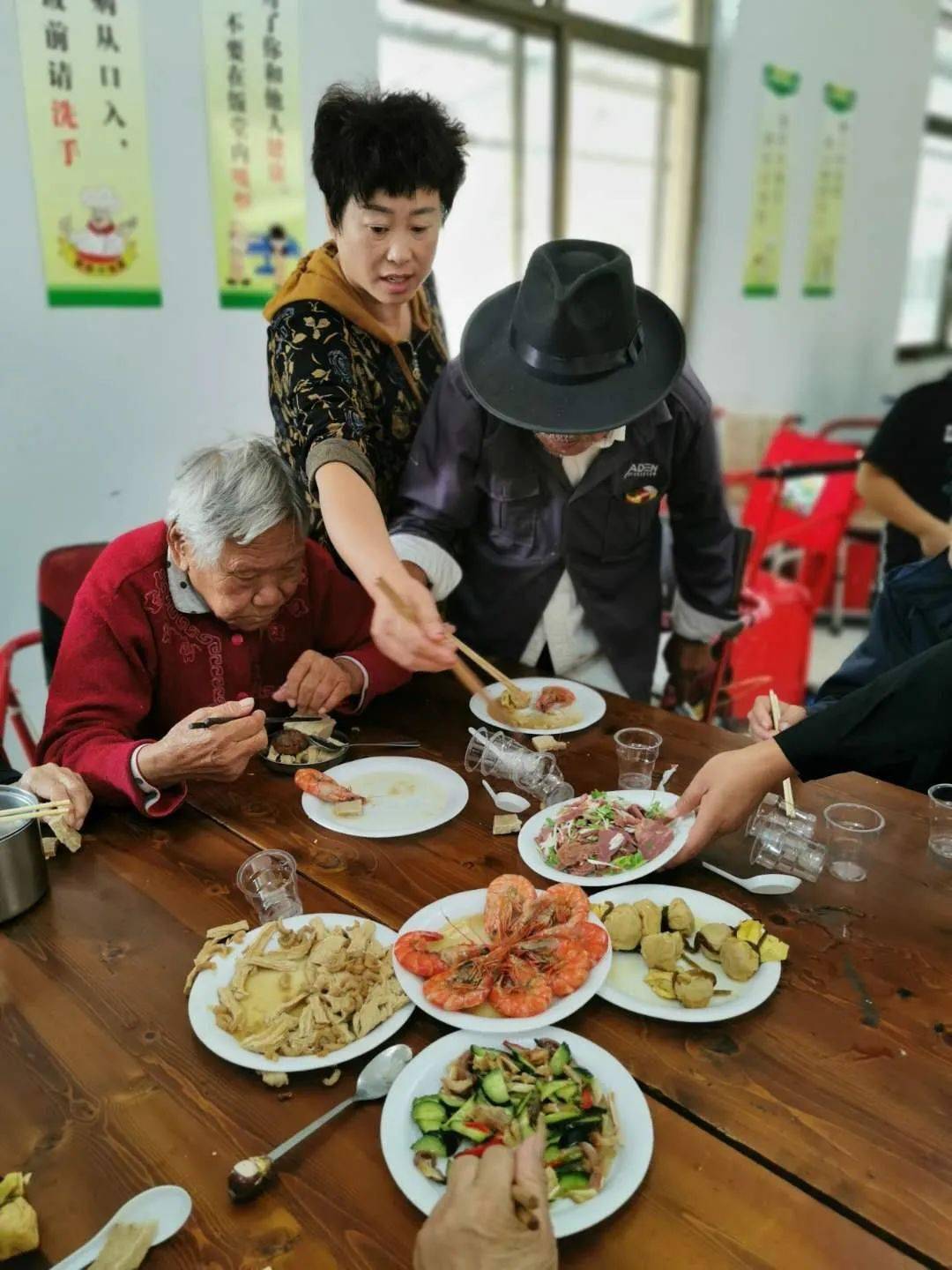 情满中秋,青堌集中心敬老院为老人组织聚餐活动