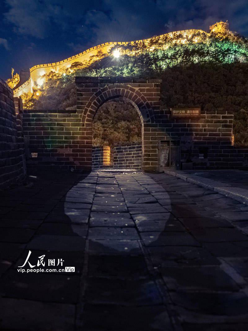 北京璀璨灯光点亮夜长城