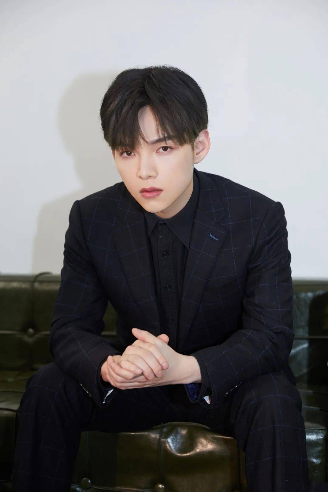 朱星杰休闲西装搭配,时尚魅力十足,不乏少年感,经典西装秀