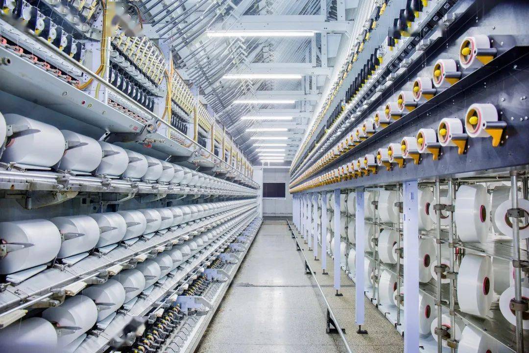 工作人员正忙碌地进行分析试验;而在集团恒盛化纤公司的纺丝车间,一个