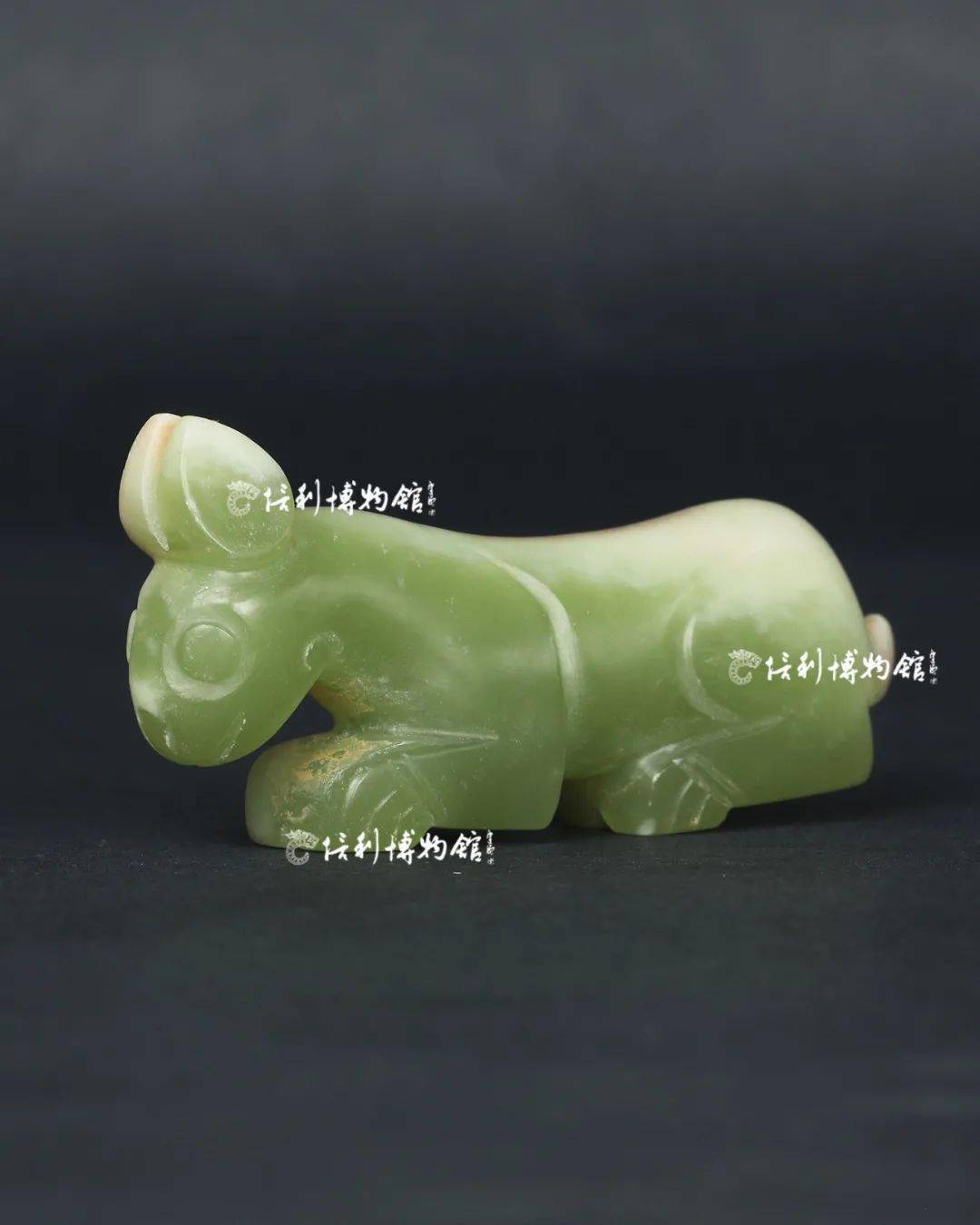 圆雕玉兔西周 玉兔西周 圆雕水晶兔西周的玉兔,虽然在外表上未有商代