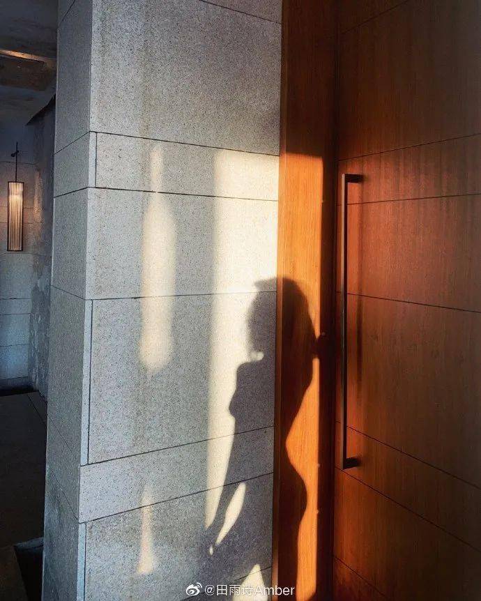 美女教练健身房玩自拍美臀大长腿这谁顶得住
