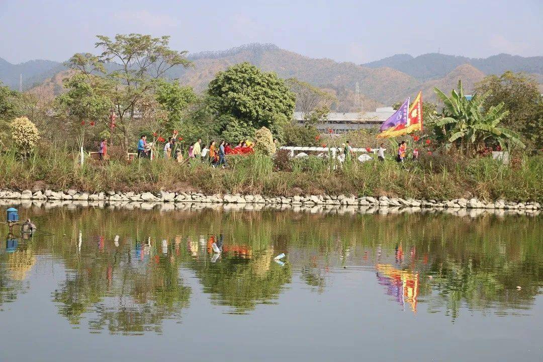 好玩!水镇村荒草地变战场,游客都点赞