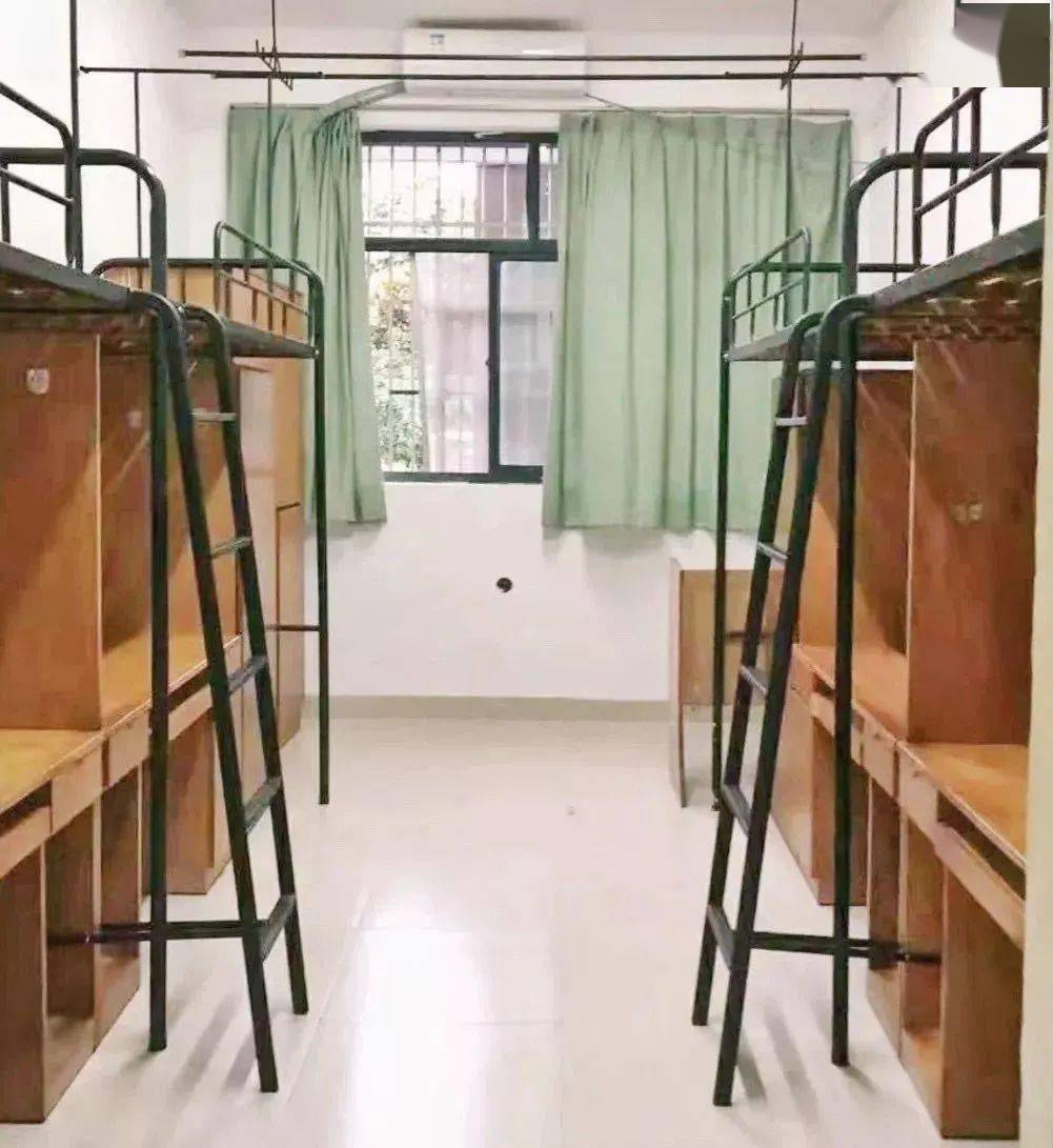 四楼配备洗衣机3,女生寝室在尚6(精弘食堂东侧)男生寝室在尚2(尚1北面