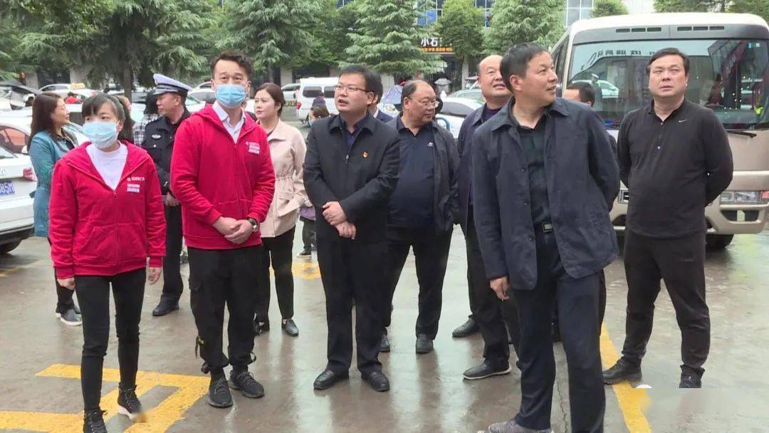 吕海泳一行先后实地到远鸿量贩,县实验一小,实验中