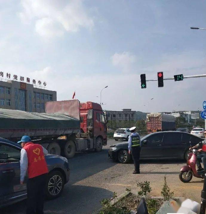 1日14时许,一名男子被拼车司机故意留在了白帽服务区