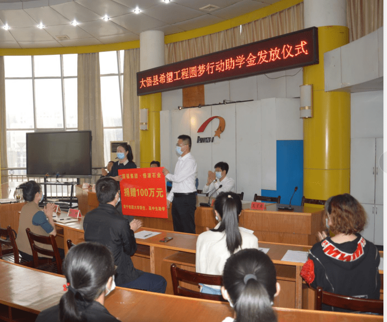 县委常委,副县长刘蕊充分肯定了一中近年来的工作.