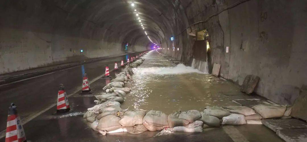 【重要提醒】暴雨致沪蓉高速巫山段摩天岭隧道出现涌水