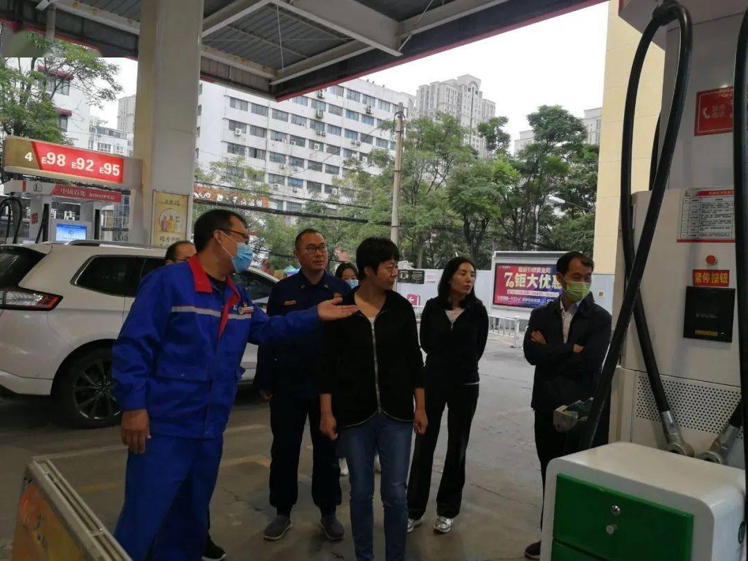 10月3日,二七区常务副区长李雅一行到郑州分公司南区淮河路加油站进行