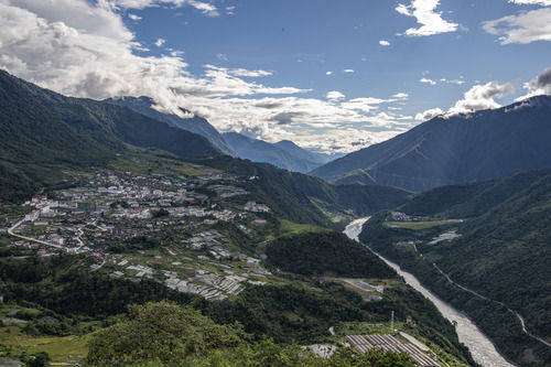 这是墨脱县的茶园(9月19日摄).墨脱县茶农在茶园采茶(9月19日摄).