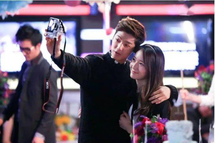 如果说李宝娜对尹灿荣的爱是人人可见的,那尹灿荣对她则是以不外露