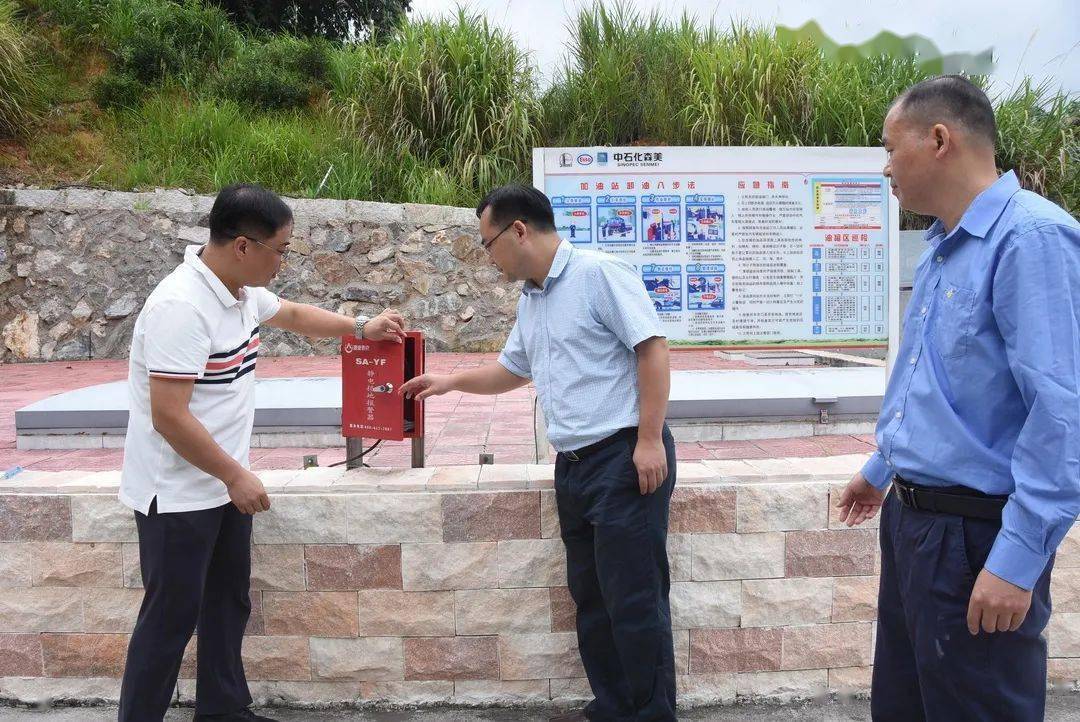 县政府副县长丁建铭(左二),西坪镇镇长吴清远(右二),副镇长李杰阳(右