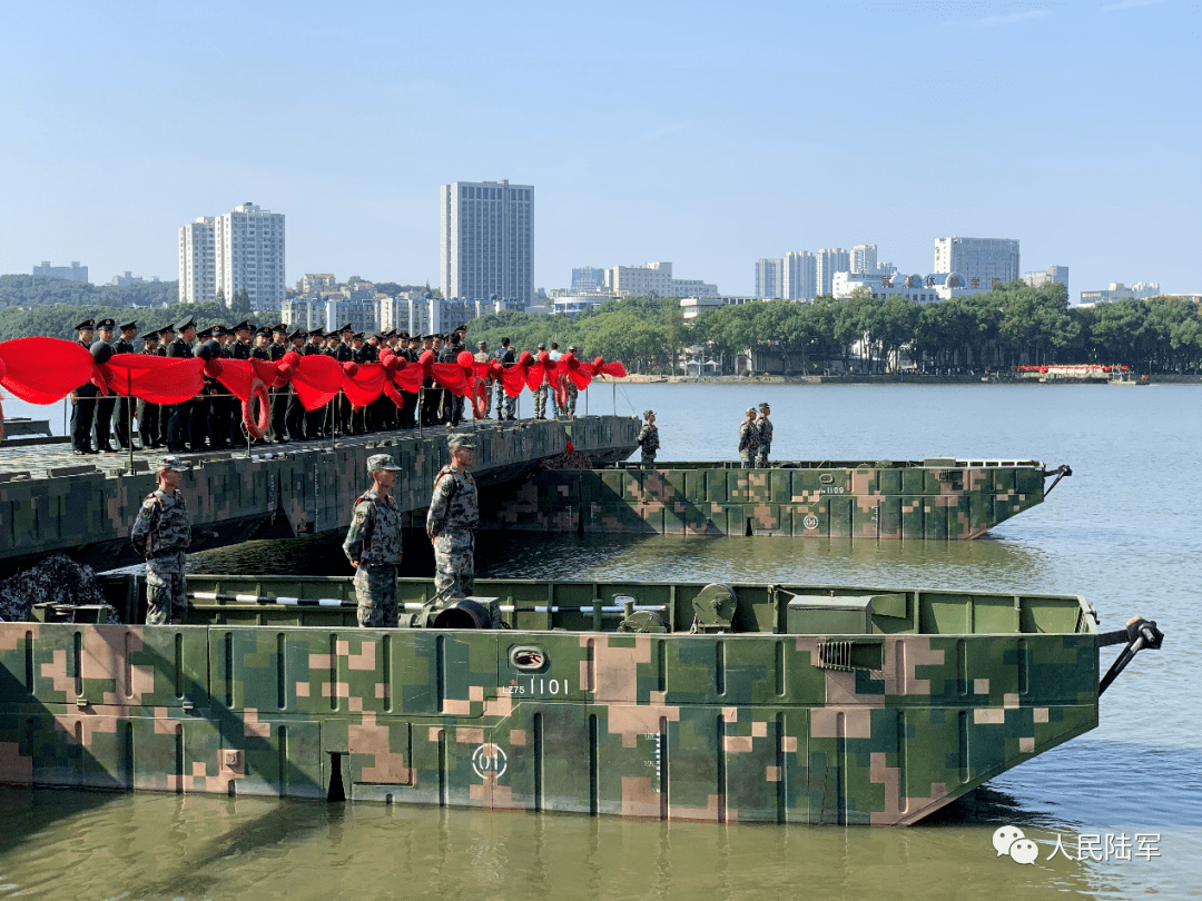 中部战区陆军某舟桥旅在湖北武汉东湖 为40位因参加抗疫抗洪 这次"