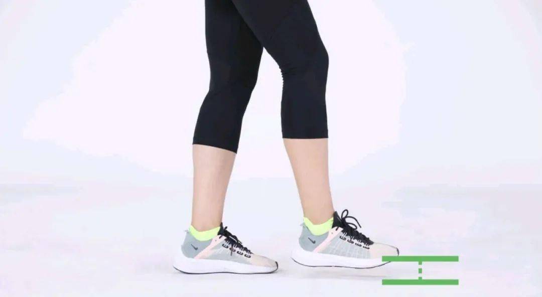 标准动作:抬脚高度尽量与脚背同高我们练习平衡力的时候,有个姿势是抬