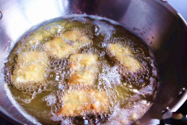 一般我们用食用油来炸肉的时候,炸出来的油也会比较清亮,这种油我们